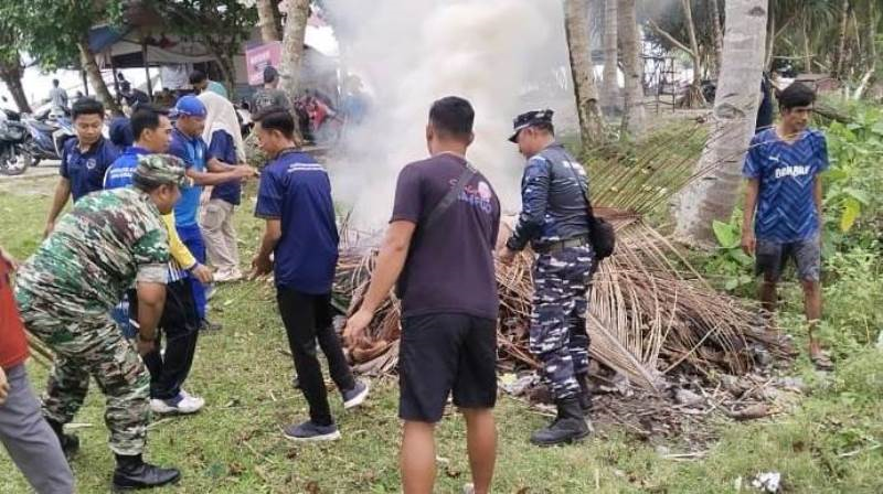 Pos TNI AL Bersama Warga Linau Gelar Program Bersih Laut