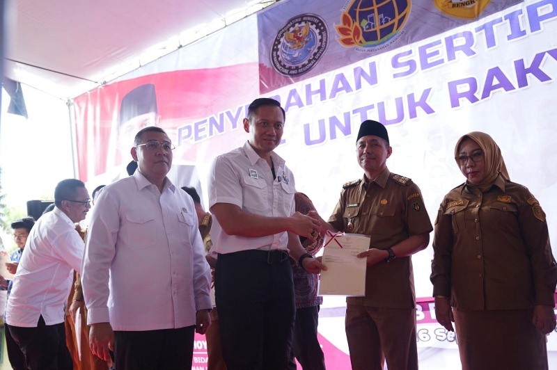 Warga Senang, Agus Harimurti Yudhoyono Serahkan 184 Sertifikat Tanah di Provinsi Bengkulu