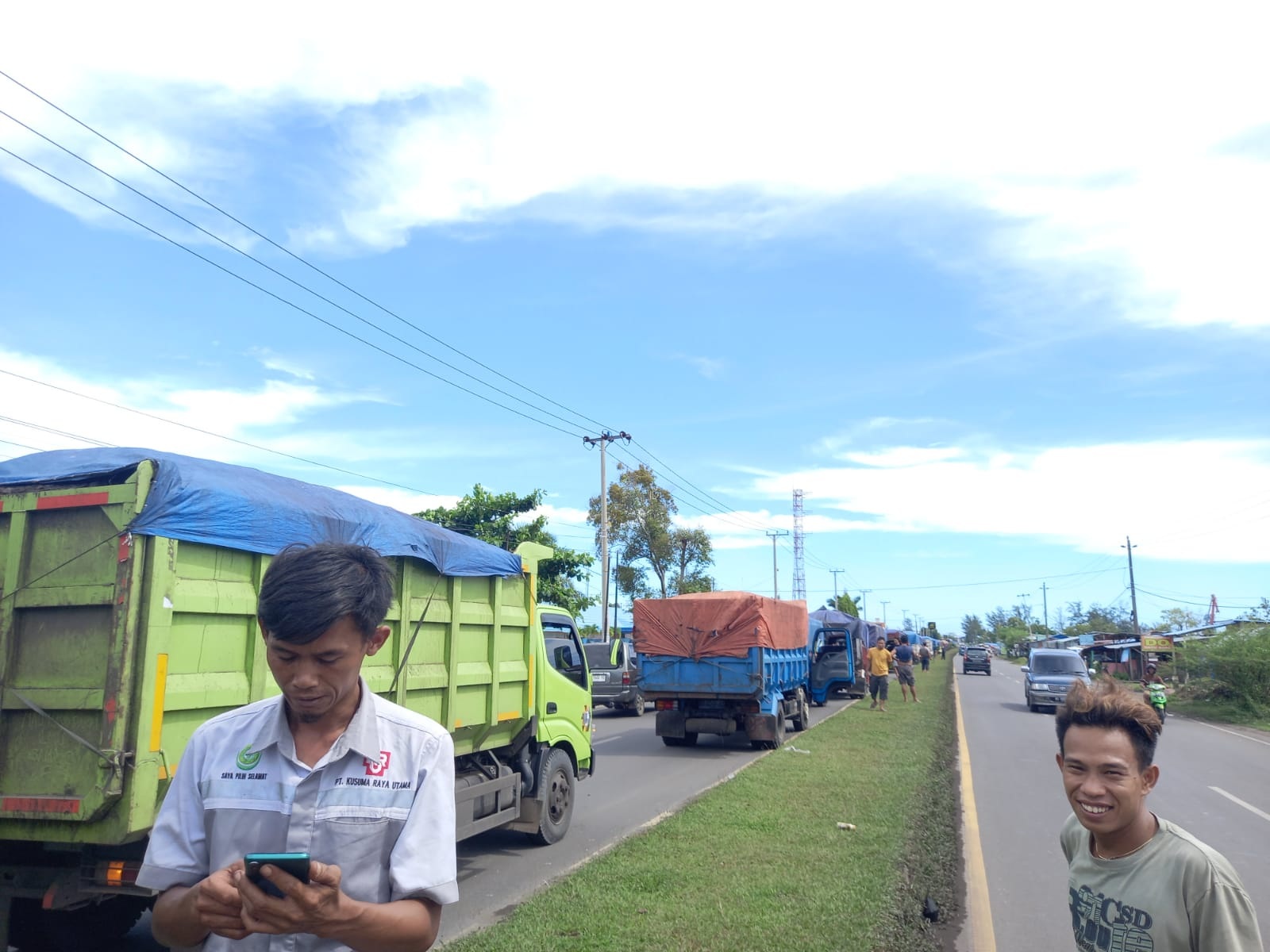  Agak Aneh, Angkutan Batu Bara Kembali Mengular Sampai di Simpang Kandis