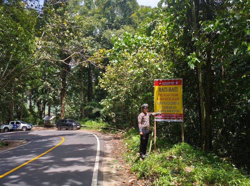 Antisipasi Kecelakaan, Satlantas Polres Benteng Pasang Spanduk dan Garis Polisi di Liku Sembilan 