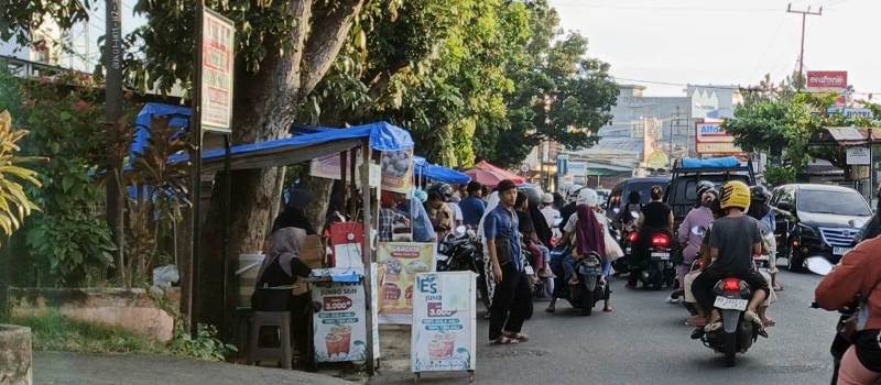 Jadi Buruan Warga Bengkulu, Segarnya Es Jeruk Peras Kalamansi Kampung Bali 
