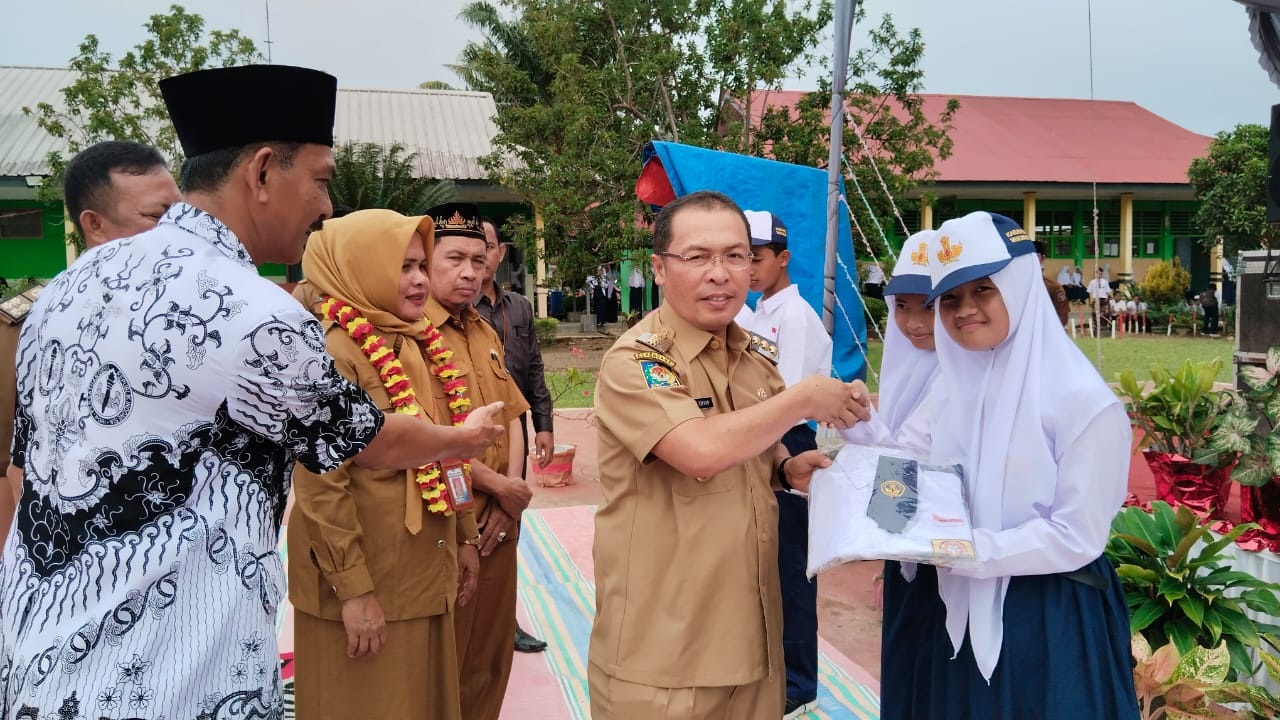  Lanjutkan, Bupati Sapuan   Bagikan 6.000 Stel Seragam Sekolah Gratis