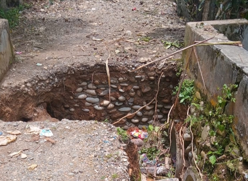 Jalan Rusak, Pedagang Pasar Lubuk Tapi Terpaksa Berjualan di Pinggir Jalan Lintas