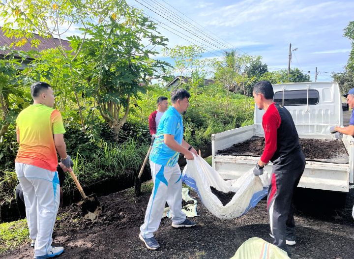 UBP Bengkulu dan Warga Ujan Mas Atas Gelar Jumat Bersih di Simpang PLTA Musi