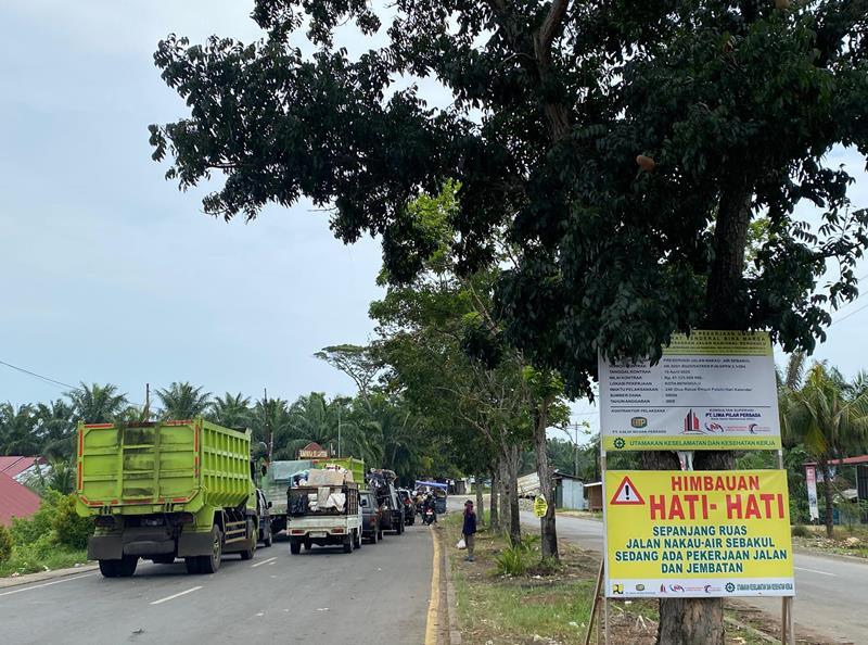 Jalan Sebakul Masih Dalam Perbaikan, Pengendara Harus Mengantre