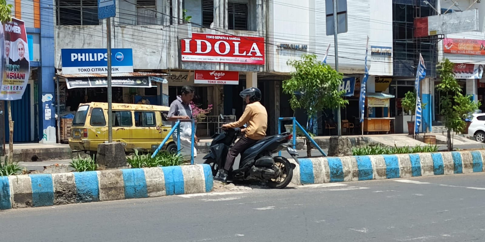 Pembatas Jalan Suprapto Rusak, Pengendara Motor Langgar Aturan dan Membahayakan