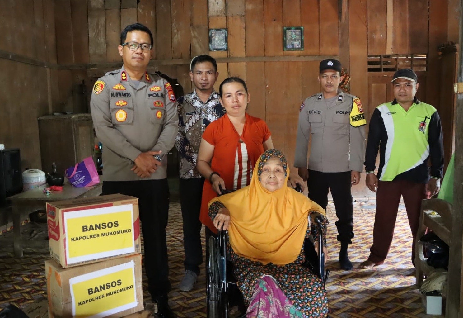 Senangnya, Ada Laporan Kapolsek Lubuk Pinang, Kapolres Mukomuko Berikan Bantuan Kursi Roda ke Warga Agung Jaya
