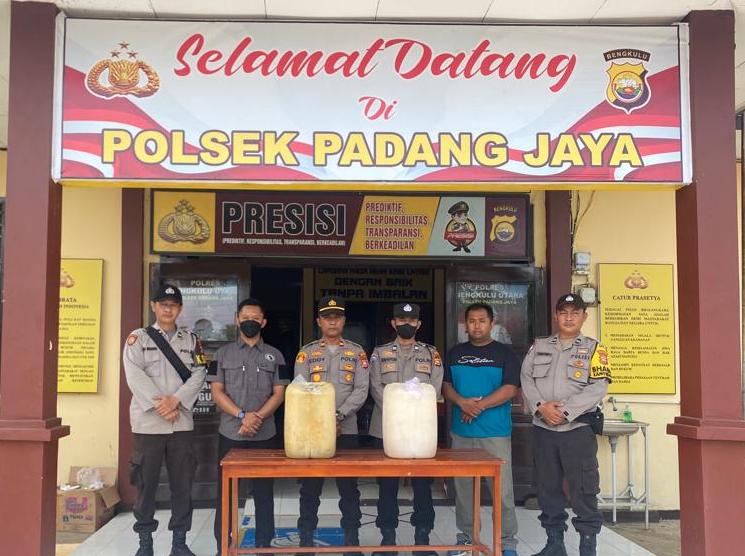 Polsek Padang Jaya  Amankan Puluhan Liter Tuak