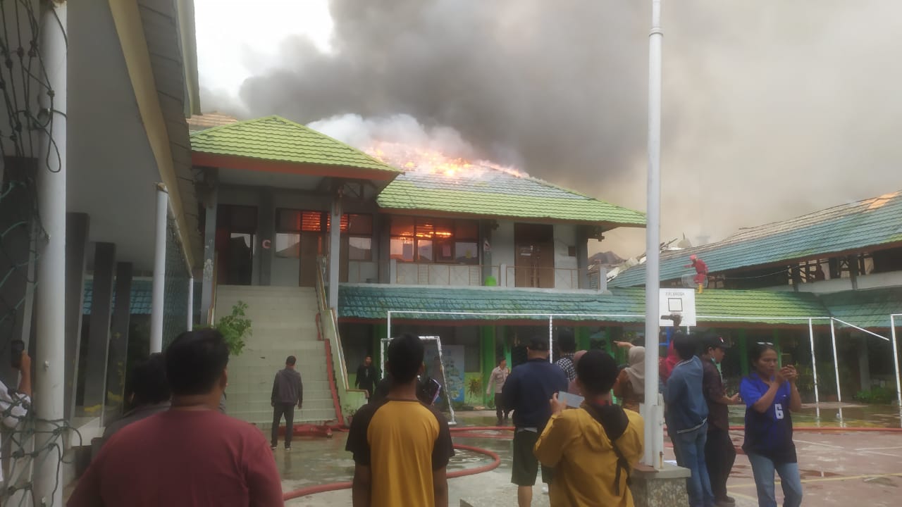BREAKING NEWS : Gedung SMKN 3 Kota Bengkulu Terbakar