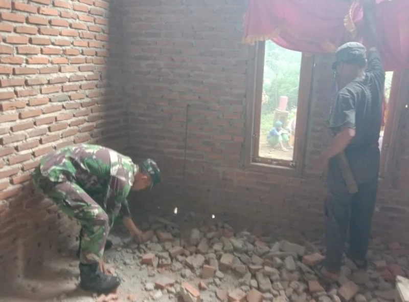 Kodim 0408 Bengkulu Selatan  Bantu Masyarakat Terdampak Gempa