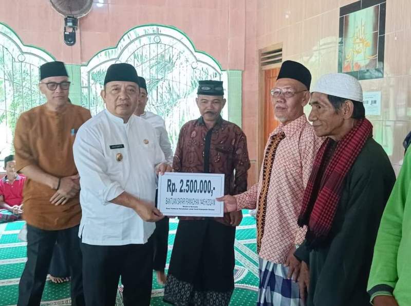 Wabup Seluma Salurkan   Dana Bantuan ke Masjid Al-Muhtadin Desa Tumbuan
