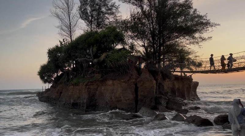 Eksotisnya Sungai Suci Bengkulu, Jembatan Gantung di Atas Tebing Bikin Deg-degan