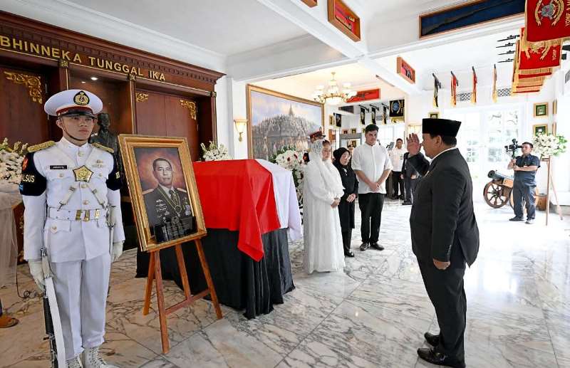 Sebelum Dimakamkan, Presiden Prabowo Beri Penghormatan Terakhir kepada Almarhum Ryamizard Ryacudu