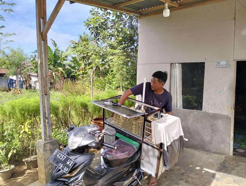 Pedagang Pempek Mandiri: Berkeliling Sejak 2010, Sekolahkan 3 Anak 