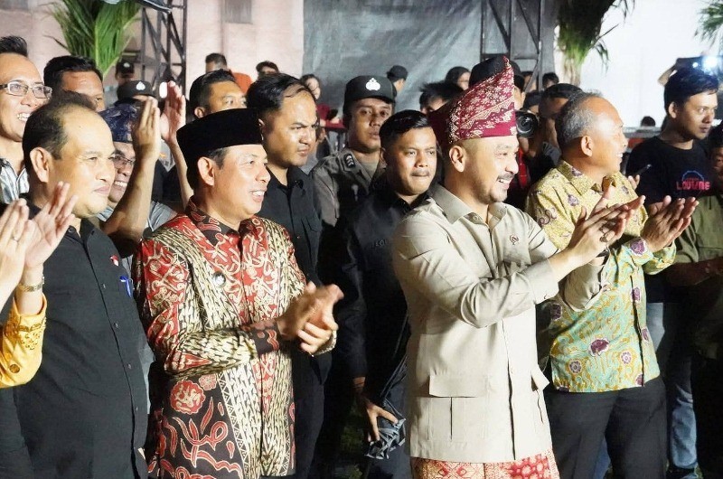 Saksikan Penutupan  Festival Serempak, Wamen dan Walikota Ikut Mandi Hujan
