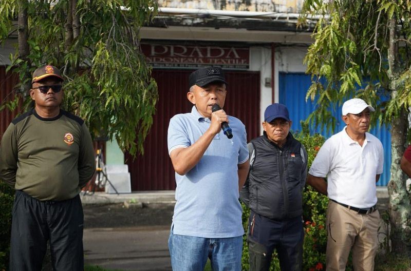 Usai Apel, Pj Sekda Kota Bengkulu dan Rombongan Gotong-royong Bersihkan Area Pasar Minggu