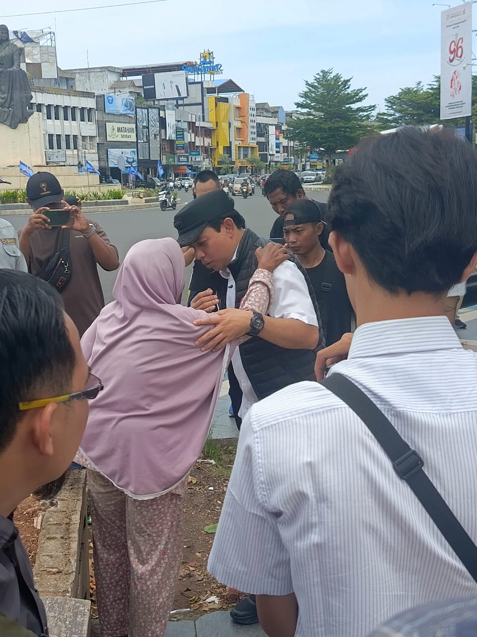 Respect! Tetap Rendah Hati Meski Sudah Memiliki Jabatan, Dedy Wahyudi Beri Pengertian Dengan Sabar Ke Gepeng