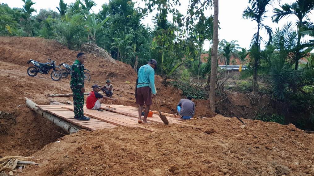 Semangat Satgas dan Warga Kebut Pembangunan Talud Dalam TMMD Ke-124 Kodim 0408/BS