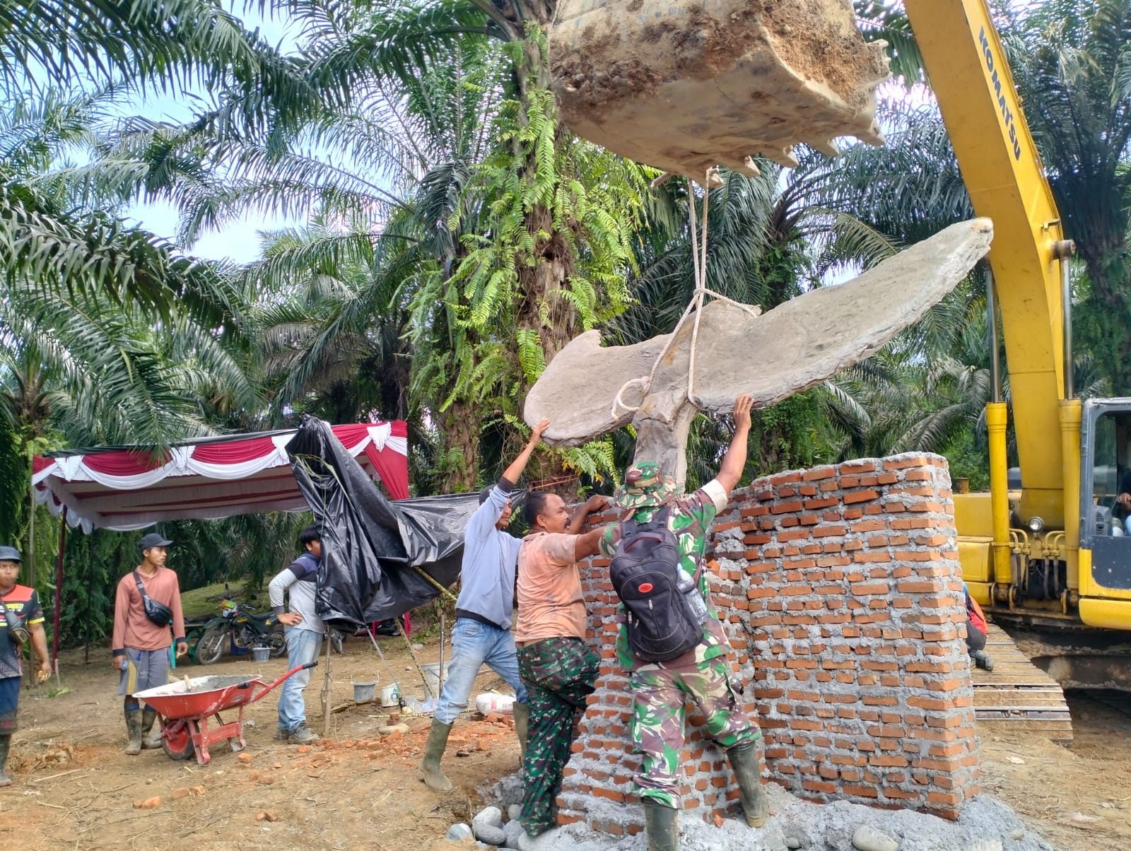 Pembangunan Tugu Prasasti TMMD Ke- 124 Kodim 0408/BS Hampir Rampung