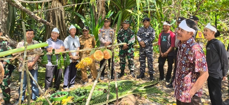 Kapolsek  Hadiri Acara  Adat Tahunan Pulau Enggano di Desa Meok