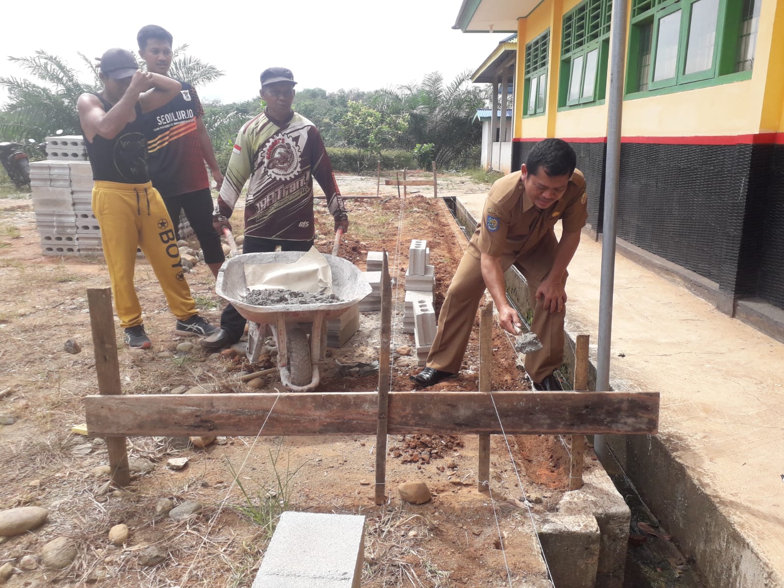 Kepsek dan Dewan Guru SMAN 15 BU Bangun Taman Bunga  Sekolah