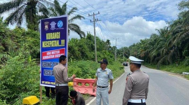  Arus Mudik Lebaran, Satlantas Polres Seluma Pasang Rambu-Rambu Tanda Peringatan di Jalan