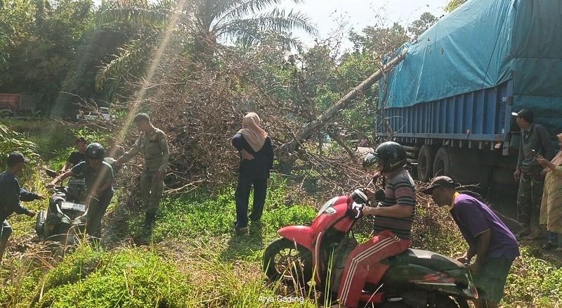 Ini di Bunga Mas Seluma, Truk Fuso Tersangkut Kabel Listrik