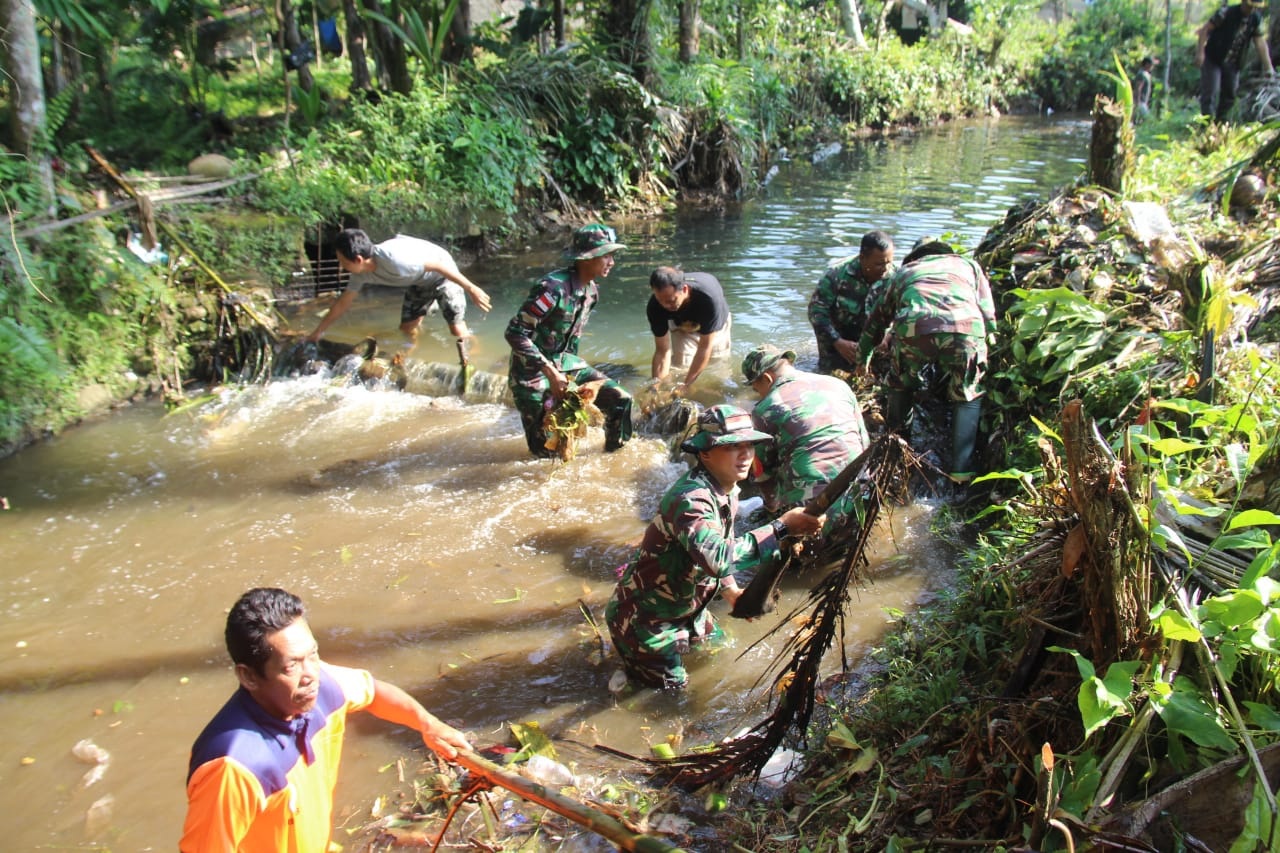 Karya Bakti, Kodim 0423 Bengkulu Utara Bersih-Bersih Sepanjang Aliran Sungai Desa Karang Anyar II