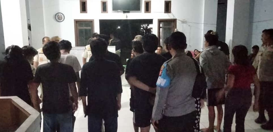 Diduga Lagi Miras di Halaman Kantor Bupati, 12 Pemuda Mukomuko Diamankan Satpol PP 