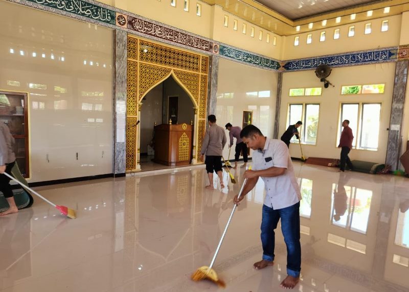 Polres Bengkulu Selatan Bersihkan Masjid  Gunung Ayu