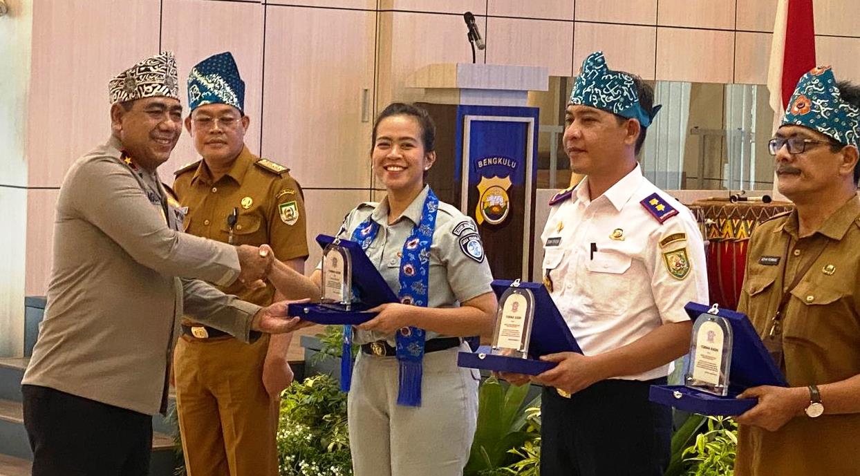 Kepala Jasa Raharja Bengkulu Terima Penghargaan dari Polda Bengkulu dalam Peringatan Hari Lalu Lintas Bhayangk