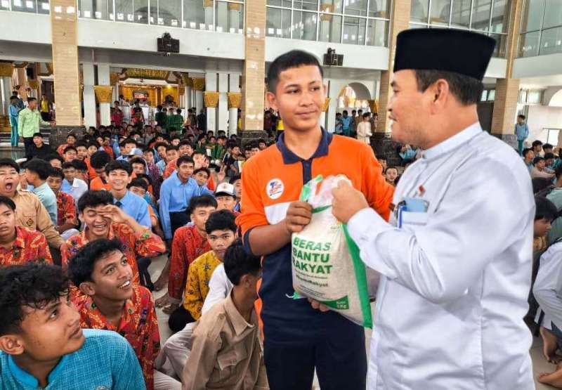 Pulang Shalat Jumat, Pelajar  Bawa Beras dari Program Bantu Rakyat