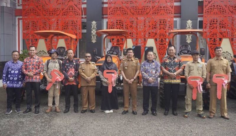 Bupati Bengkulu Utara Serahkan Bantuan Traktor Multifungsi  kepada 4 Korluh Balai Penyuluh Pertanian