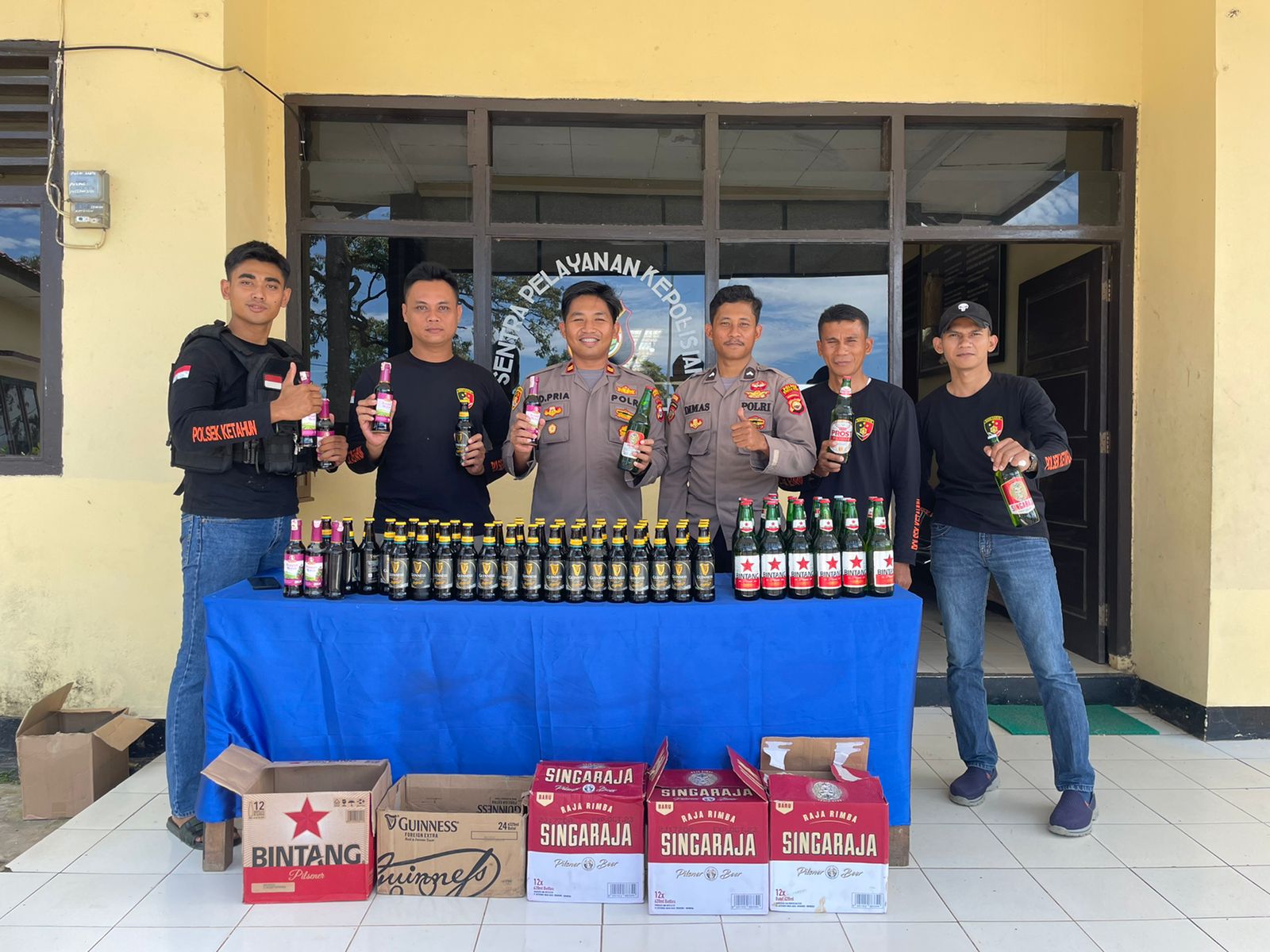 Polsek Ketahun Sita  74 Botol Minuman Keras