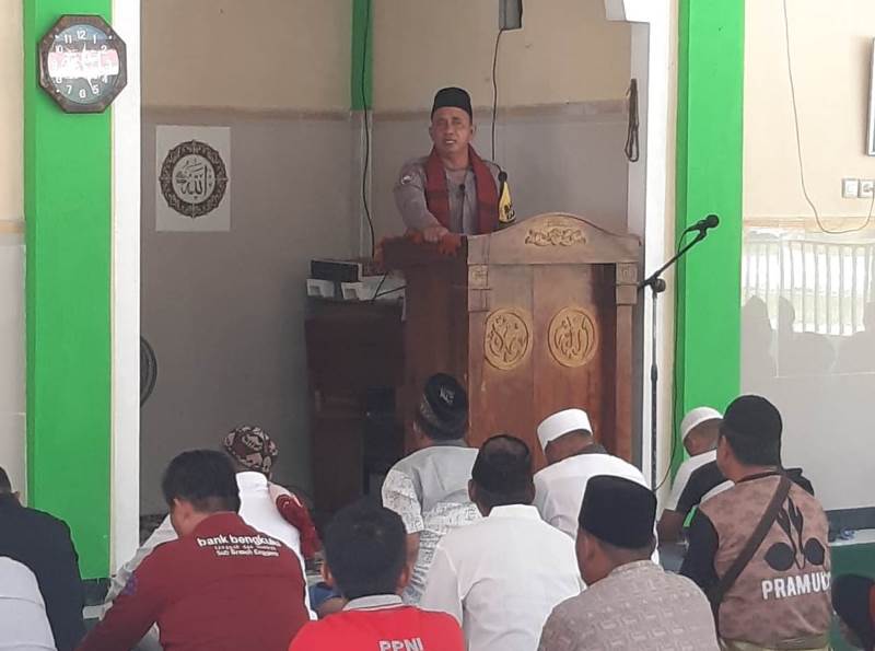 Bhabinkamtibmas Polsek Enggano jadi Imam dan Khatib Salat  Jumat di Masjid Al Ghupron Desa Apoho