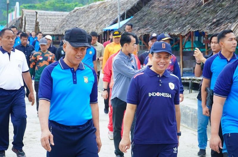 Bersama Walikota, 735 Personel Polda Bengkulu Bersihkan  Pantai Panjang