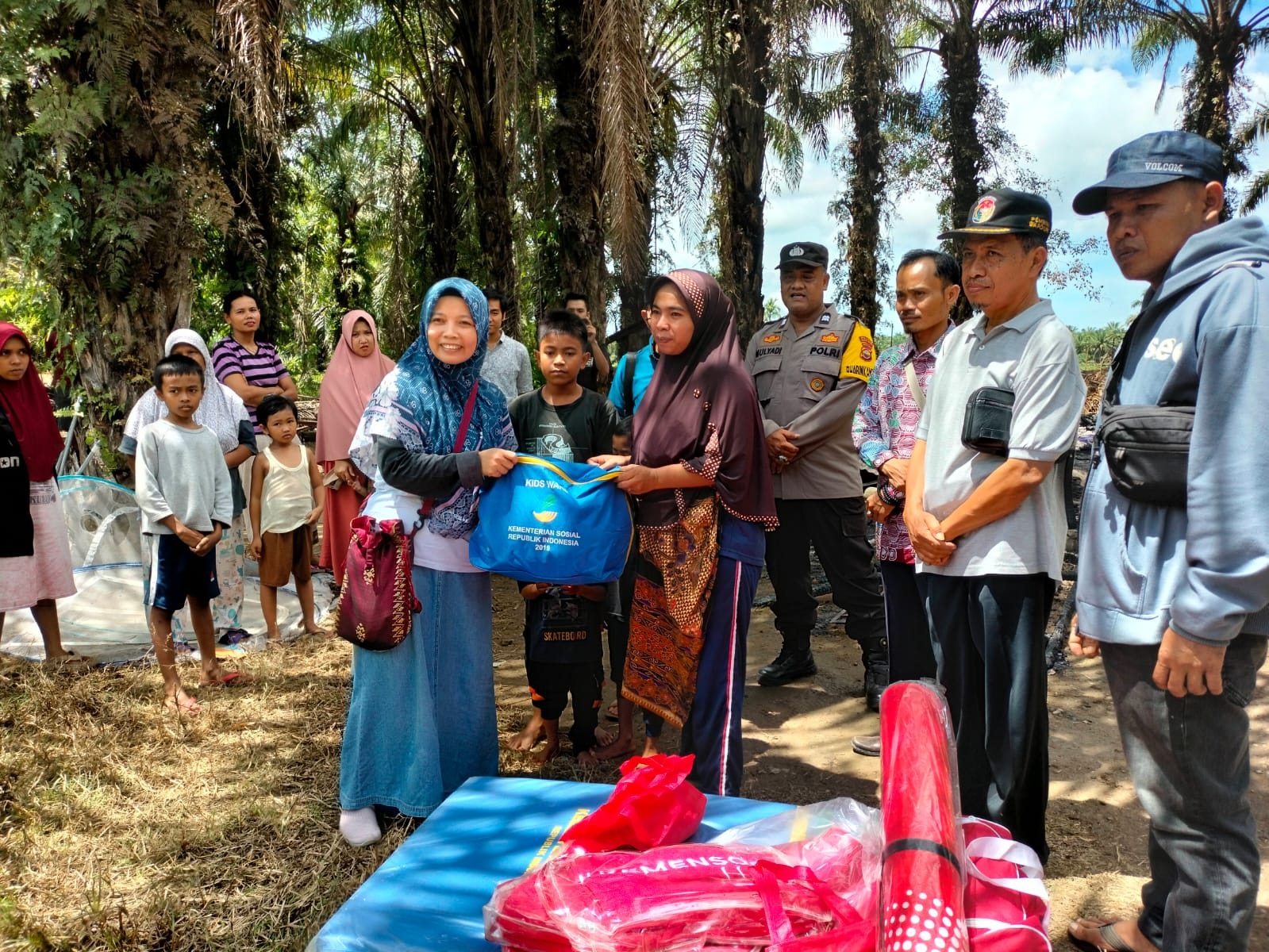 Meski Hari Libur, Pemkab Mukomuko Salurkan Bantuan ke Korban Kebakaran 