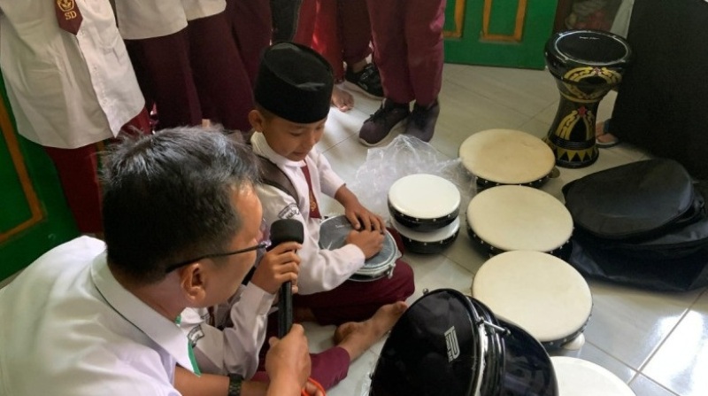 MIN 2 Bengkulu Tengah Beli Alat Hadrah Baru