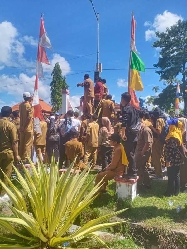 Bupati Seluma Dituntut Mundur oleh Perangkat dan Kepala Desa 