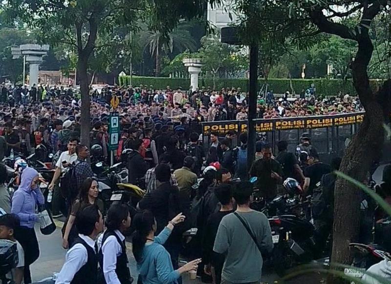 Mahasiswa Tembus Blokade Polisi, Sudirman-Bundaran HI Mencekam
