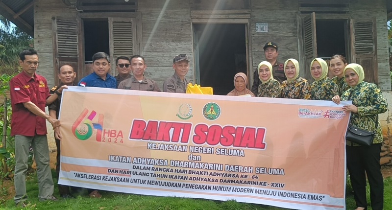 Kejaksaan Negeri Seluma Salurkan Bantuan Sosial di 17 Lokasi