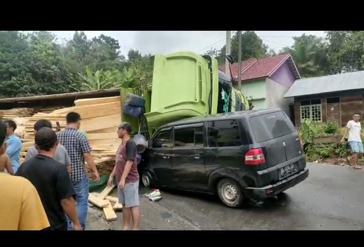 Jalan Rusak, Truk Hantam Minibus