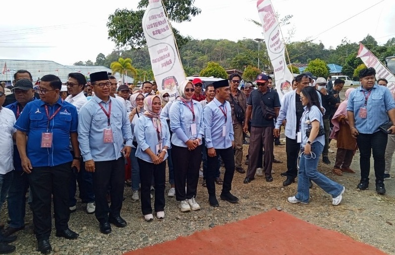 Calon Bupati Sulman Azis - Deni Setiawan Jalan Kaki ke KPU Kaur 