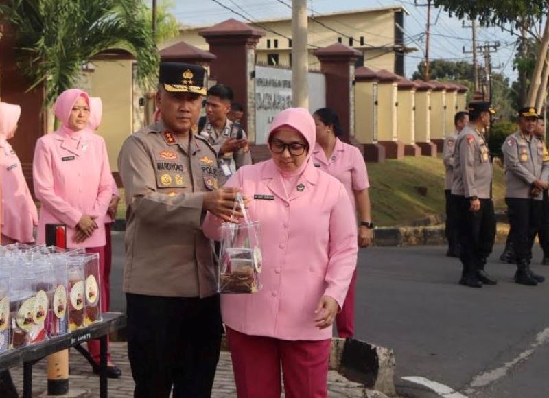 Kapolda Bengkulu  Bagi-Bagi Takjil kepada Masyarakat
