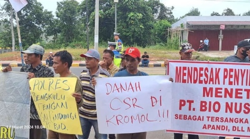 Ormas dan LSM Peduli Bengkulu Tengah  Menggelar Aksi Demonstrasi di Depan Kantor Bupati 