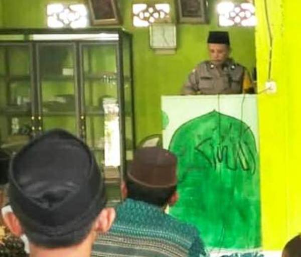 Hapus Jarak Polisi dengan Masyarakat, Jumat Curhat,  Babinkamtibmas jadi Khatib di Masjid Al-Hidayah Pino  