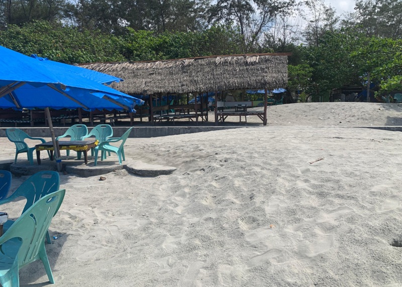 Pedagang Pantai Panjang Keluhkan Tumpukan Pasir Akibat Ombak  