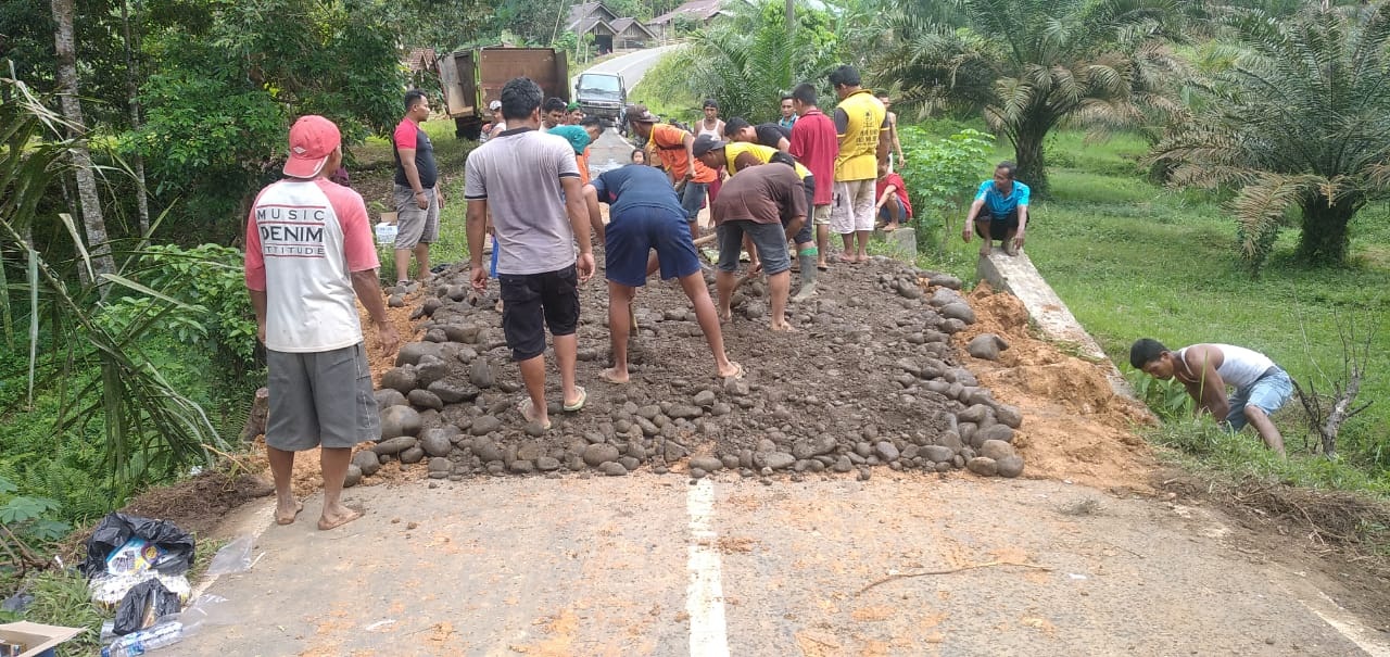 Jalan Penghubung Desa di Giri Mulya Ambles Ditimbun  Warga Secara Swadaya 