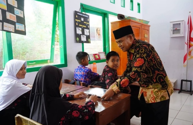 Murid SDN 75 Kandang Mas Dapat MBG dari Asisten II Setda Kota Bengkulu 