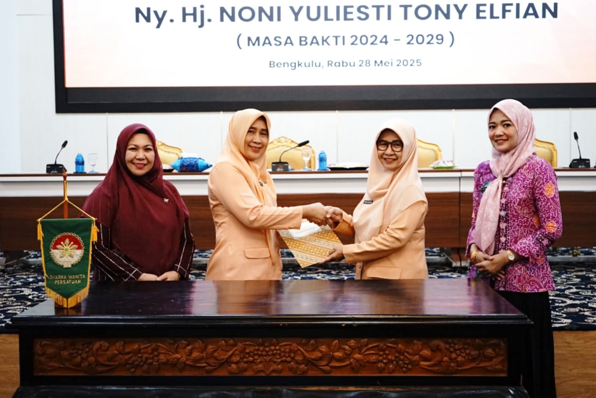 Serah Terima Jabatan DWP Kota Bengkulu, Ny. Hj. Noni Yuliesti Tony Elfian Dilantik Jadi Ketua